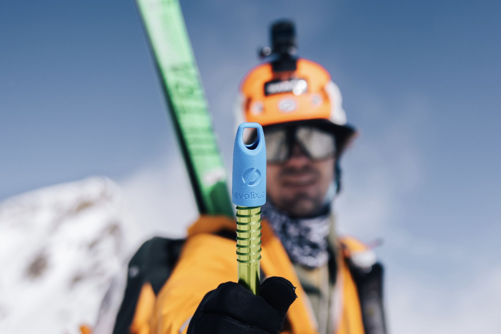 Maximilian Gierl PhotographyBergsteiger der unsere Schutzkappen hält Maximilian Gierl Photography IceScrewProtector IceScrew Eisschraube PETZL Revolix Schutzkappe Protective Cap Protective Cover